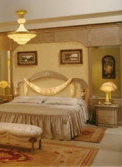 Luxusbett "Atenea" mit Blumengirlande in Gold